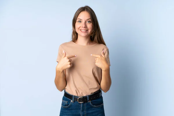 Junge Litauerin Isoliert Auf Blauem Hintergrund Mit Überraschendem Gesichtsausdruck — Stockfoto