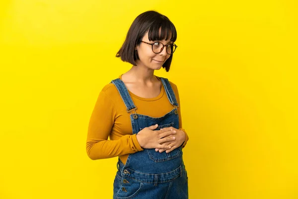 Jovem Grávida Sobre Fundo Amarelo Isolado Com Dúvidas Olhar Para — Fotografia de Stock