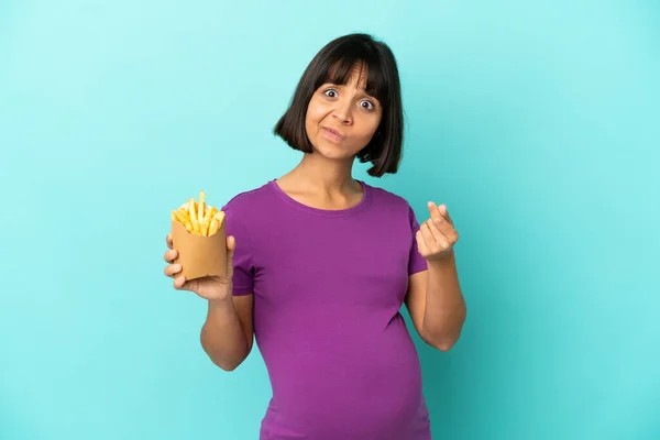 Donna Incinta Possesso Patatine Fritte Sfondo Isolato Facendo Gesto Soldi — Foto Stock