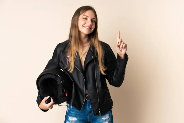 오토바이 헬멧을 리투아니아 여성은 최고의 신호로 손가락을 배경에 고립되어 있었다 — 스톡 사진