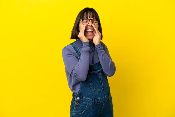 Giovane Donna Incinta Sfondo Giallo Isolato Gridando Annunciando Qualcosa — Foto Stock