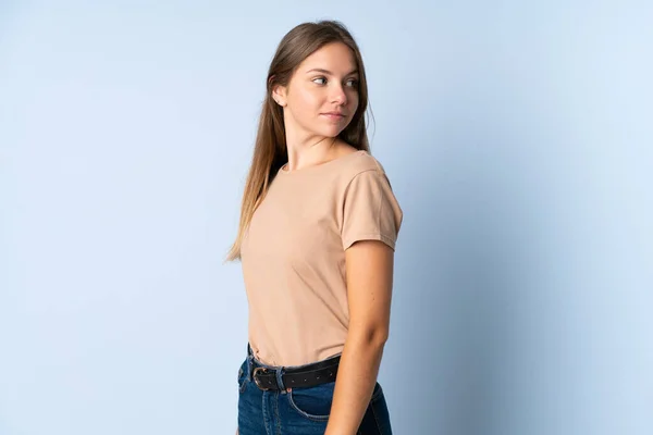 Mujer Lituana Joven Aislada Sobre Fondo Azul Retrato —  Fotos de Stock