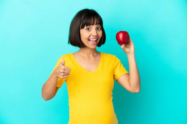 Schwangere Hält Einen Auf Blauem Hintergrund Isolierten Apfel Mit Erhobenem — Stockfoto