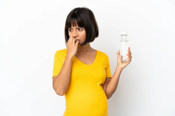 Jeune Femme Enceinte Tenant Une Bouteille Eau Isolée Sur Fond — Photo