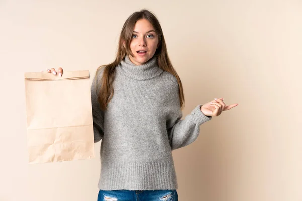 Junge Litauerin Mit Einkaufstasche Überrascht Und Zeigt Mit Dem Finger — Stockfoto