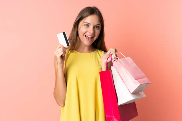 Jovem Lituana Isolada Fundo Rosa Segurando Sacos Compras Cartão Crédito — Fotografia de Stock