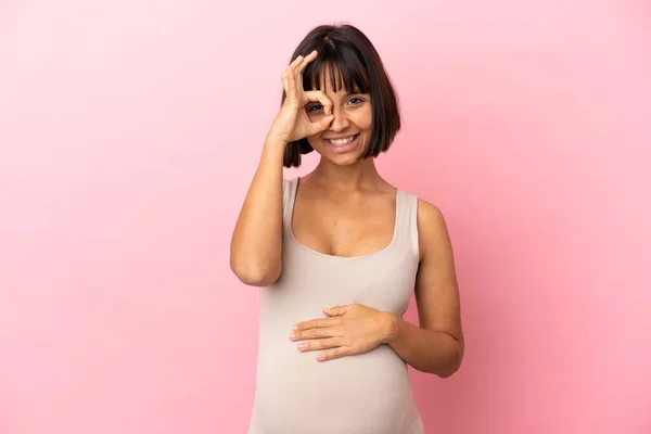 Ung Gravid Kvinna Över Isolerad Rosa Bakgrund Visar Tecken Med — Stockfoto