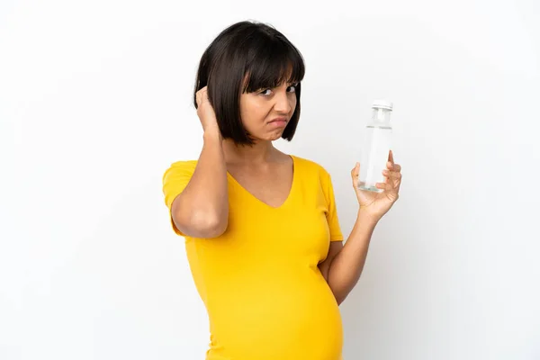 白い背景に孤立した水のボトルを持っている若い妊婦は疑問を持っています — ストック写真