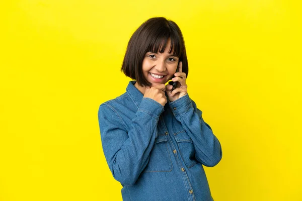 Mujer Embarazada Utilizando Teléfono Móvil Aislado Sobre Fondo Amarillo Feliz —  Fotos de Stock