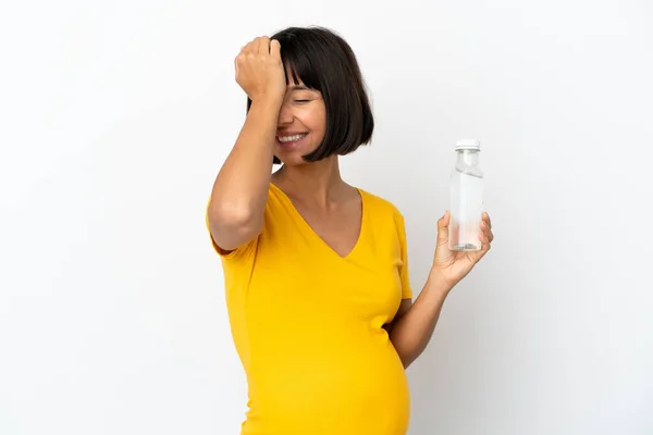 白い背景に隔離された水のボトルを持っている若い妊婦は何かを実現し 解決策を意図しています — ストック写真