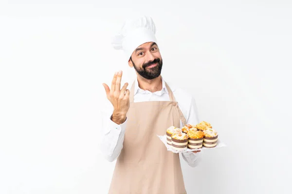 Jeune Homme Tenant Gâteau Muffin Sur Fond Blanc Isolé Invitant — Photo
