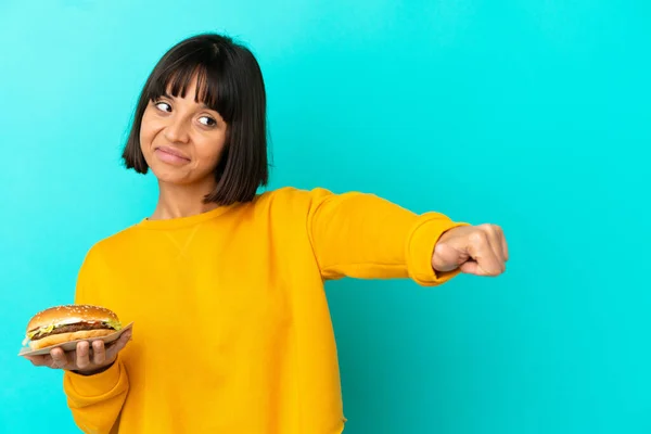 Jovem Morena Segurando Hambúrguer Sobre Fundo Isolado Dando Gesto Polegar — Fotografia de Stock