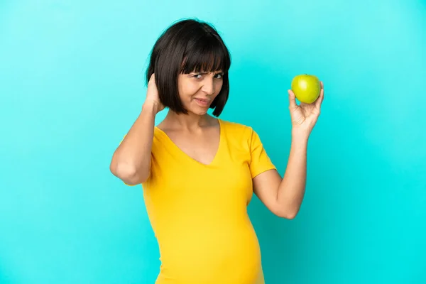 Schwangere Mit Einem Apfel Auf Blauem Hintergrund Hat Zweifel — Stockfoto