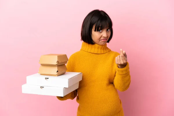 Mulher Grávida Segurando Pizzas Hambúrgueres Isolados Fundo Rosa Fazendo Gesto — Fotografia de Stock