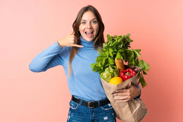 Jonge Litouwse Vrouw Met Een Boodschappentas Die Telefoneert Bel Terug — Stockfoto