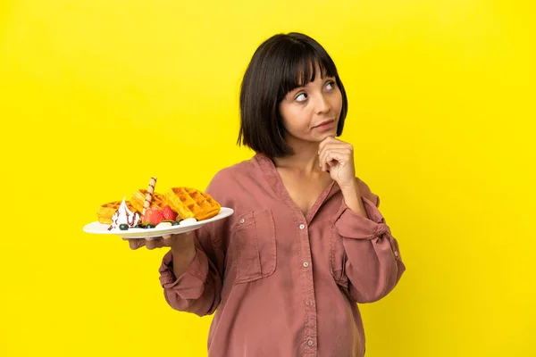 Schwangere Mit Waffeln Auf Gelbem Hintergrund Und Blick Nach Oben — Stockfoto