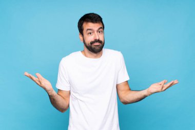 Mavi arka planda sakallı genç bir adam şüpheli hareketler yapıyor.