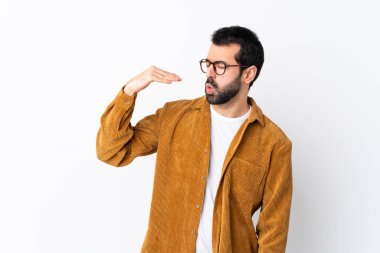 Beyaz tenli, sakallı, kadife ceket giyen, yorgun ve hasta bir yüz ifadesi olan beyaz tenli yakışıklı bir adam.