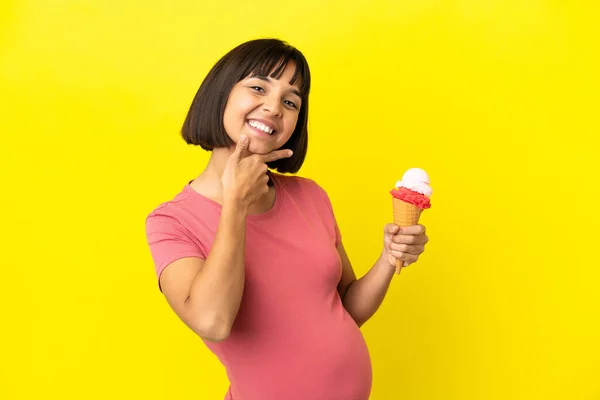 Mulher Grávida Segurando Sorvete Corneto Isolado Fundo Amarelo Feliz Sorridente — Fotografia de Stock