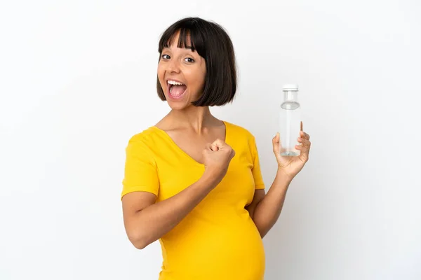 白い背景に孤立した水のボトルを持っている若い妊婦は勝利を祝う — ストック写真