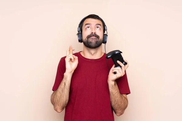 Man Spelen Met Een Video Game Controller Geïsoleerde Muur Met — Stockfoto