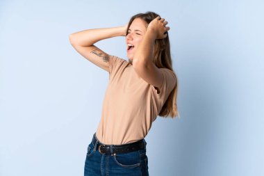 Mavi arka planda izole edilmiş genç Litvanyalı kadın bunalıma girdi