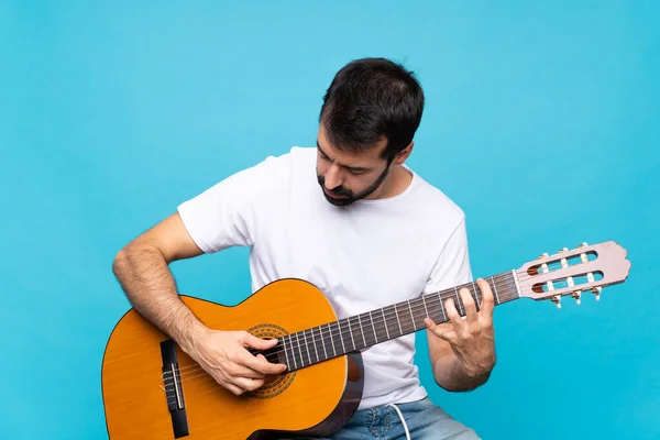 Joven Con Guitarra Sobre Fondo Azul Aislado — Foto de Stock