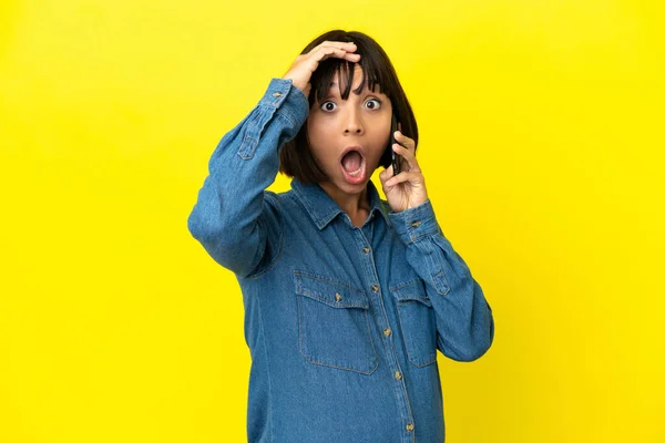 Donna Incinta Che Utilizza Telefono Cellulare Isolato Sfondo Giallo Facendo — Foto Stock