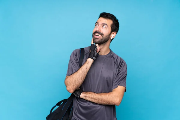 Joven Deportista Con Barba Sobre Fondo Azul Aislado Pensando Una — Foto de Stock