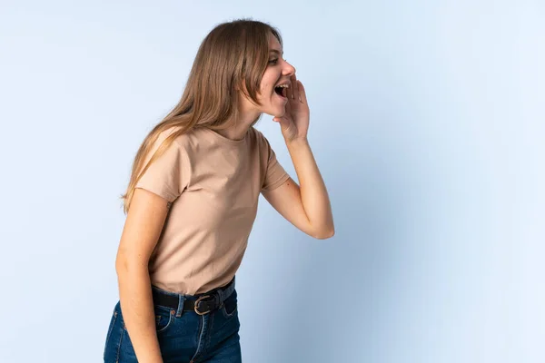 Genç Litvanyalı Bir Kadın Mavi Arka Planda Izole Edilmiş Ağzı — Stok fotoğraf