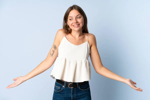 Jovem Lituana Mulher Isolada Fundo Azul Feliz Sorridente — Fotografia de Stock