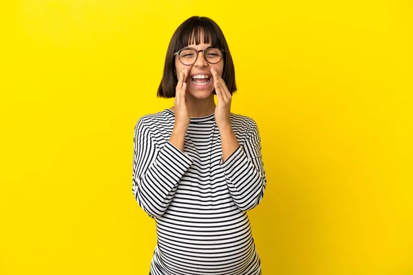 Jovem Grávida Sobre Fundo Amarelo Isolado Gritando Anunciando Algo — Fotografia de Stock