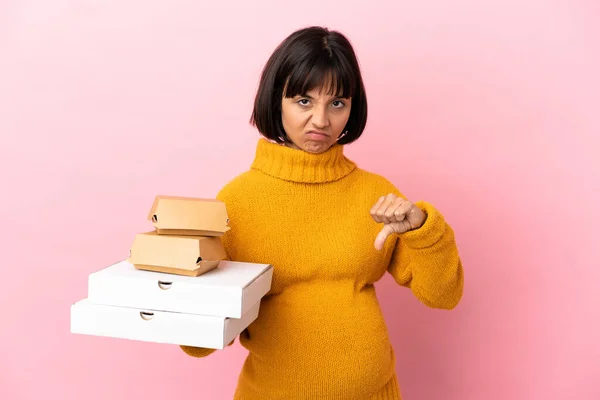 Donna Incinta Che Tiene Pizze Hamburger Isolati Sfondo Rosa Mostrando — Foto Stock