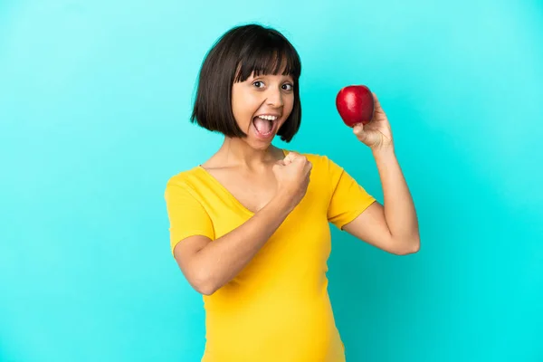 Schwangere Mit Einem Apfel Auf Blauem Hintergrund Feiert Einen Sieg — Stockfoto