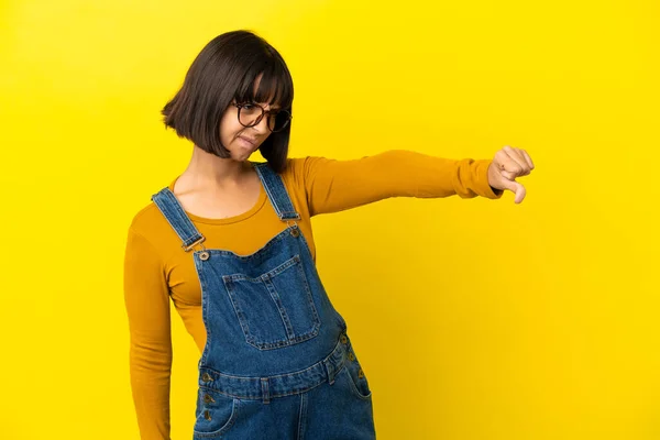 Jovem Grávida Sobre Fundo Amarelo Isolado Mostrando Polegar Para Baixo — Fotografia de Stock