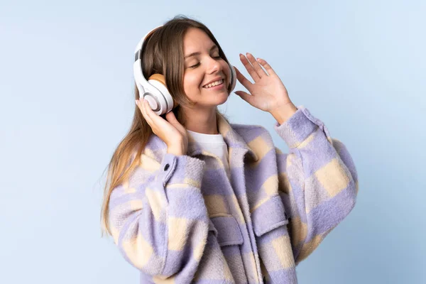 Joven Lituana Aislada Sobre Fondo Azul Escuchando Música Cantando — Foto de Stock