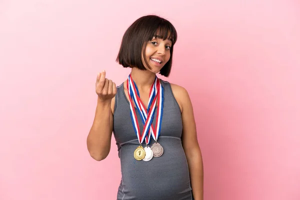 Mujer Embarazada Raza Mixta Con Medallas Aisladas Sobre Fondo Rosa —  Fotos de Stock