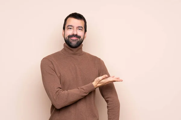 Homem Sobre Fundo Isolado Apresentando Uma Ideia Enquanto Olha Sorrindo — Fotografia de Stock