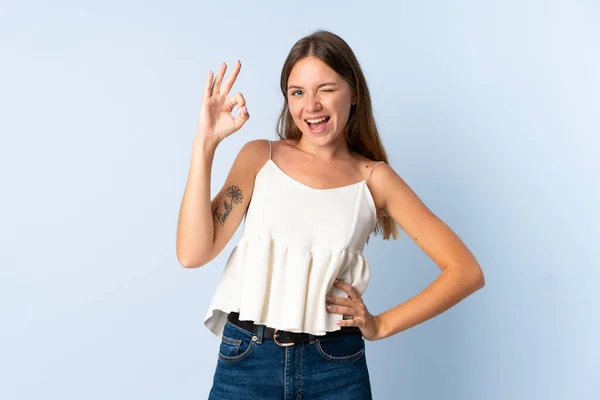 Mladý Litevský Žena Izolovaný Modrém Pozadí Ukazující Znamení Prsty — Stock fotografie