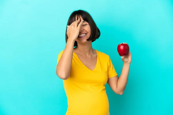 Schwangere Frau Hält Einen Apfel Isoliert Auf Blauem Hintergrund Hat — Stockfoto