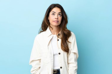 Karantina altındaki bir kadının yukarı bakarken şüpheleri var.