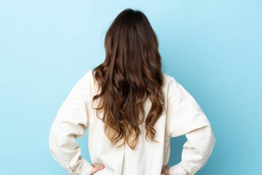 Arka planda izole edilmiş bir kadın