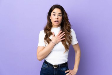 Aşırı münzevi mor arka planı olan kadın sağa bakarken şaşırmış ve şok olmuştu.