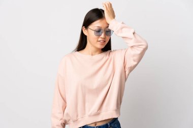 Soyutlanmış beyaz bir geçmişi olan genç Çinli bir kız bir şey fark etti ve çözüme niyetlendi.