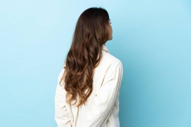 Arka planda izole edilmiş bir kadın var ve geriye bakıyor.