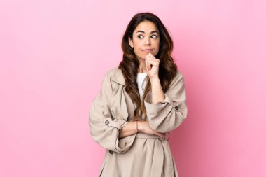 Tecrit edilmiş bir kadının şüpheleri ve düşünceleri var.