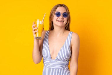 Mayolu ve elinde kokteyl tutan Ukraynalı genç bir kız.