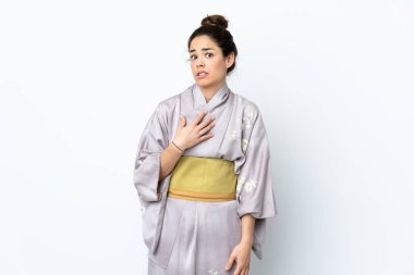 Kimono giymiş bir kadın kendini işaret ediyor.