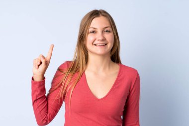 Genç Ukraynalı kız mavi arka planda izole edilmiş. Harika bir fikir.