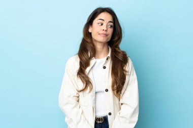 Tecrit edilmiş bir kadın şüpheli hareketler yapıyor.